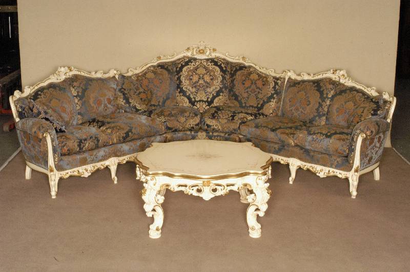 Ecksofa und Tisch, Italien, 70er Jahre, massiv Linde/Buche, in sich vielfach geschweift, im Rokokostil, asymetrisch angeordnet, cremefarben ...