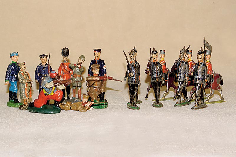 Konvolut Soldaten, um 1910/15, unter anderem 10 x Elastolin/Lineol, andere nicht gemarkt, altersbed. stÄrker bespielt, besch., mit stÄrkeren ...