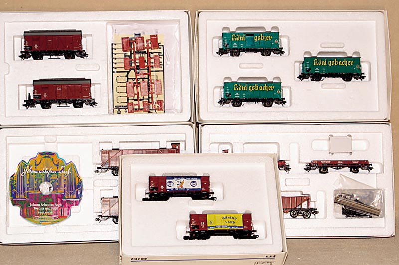 Konvolut 5 MÄrklin Wagen-Sets, Spur HO, best . aus: Nr. 47901 (Gleisbauzu mit Draisine, 2000), Nr. 46158 (Orgeltransport mit Beethoven -CD, 2001), ...