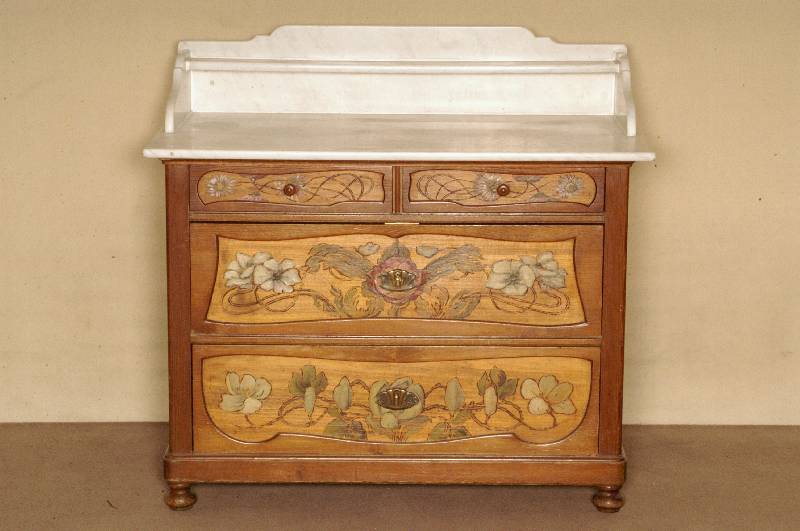 Waschkommode, deutsch, um 1900/02, Jugendstil, Korpus Kiefer massiv, ausgesuchtes Holz, schÖne Maserung, Front mit Brandmalerei und partiell bunt ...