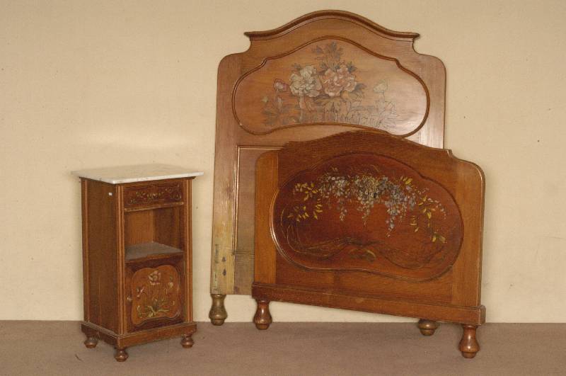 Jugendstilbett und Nachttisch, deutsch, um 1900/02, Zierbelkiefer, Inlets Birne, Brandmalerei mit Pfingstrosen und Goldregen, partiell bunt ...