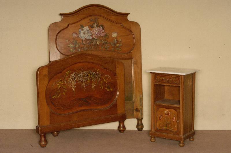 Jugendstilbett und Nachttisch, deutsch, um 1900/02, Zierbelkiefer, Inlets Birne, Brandmalerei mit Pfingstrosen und Goldregen, partiell bunt ...