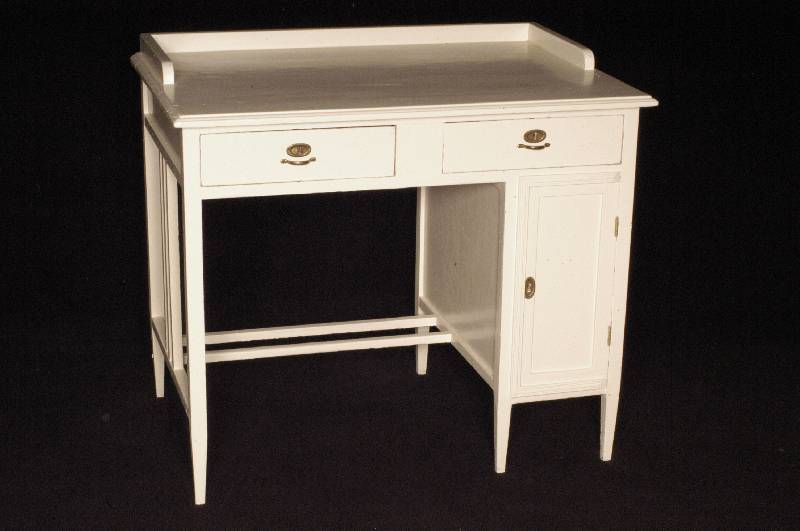 Schreibtisch, Österreich, um 1910, Jugendstil, zwei abschließbare Schubladen, eine abschließbare TÜr, MessingbeschlÄge, cremeweiß gefaßt, ...