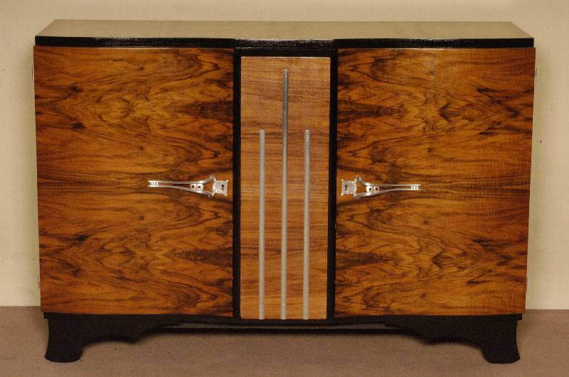 ArtDeco-Sideboard, Frankreich, um 1920, kaukasischer Wurzel-Nußbaum in schÖnem Bild furniert, zum Teil schwarz abgesetzt, elegant geschwungener ...
