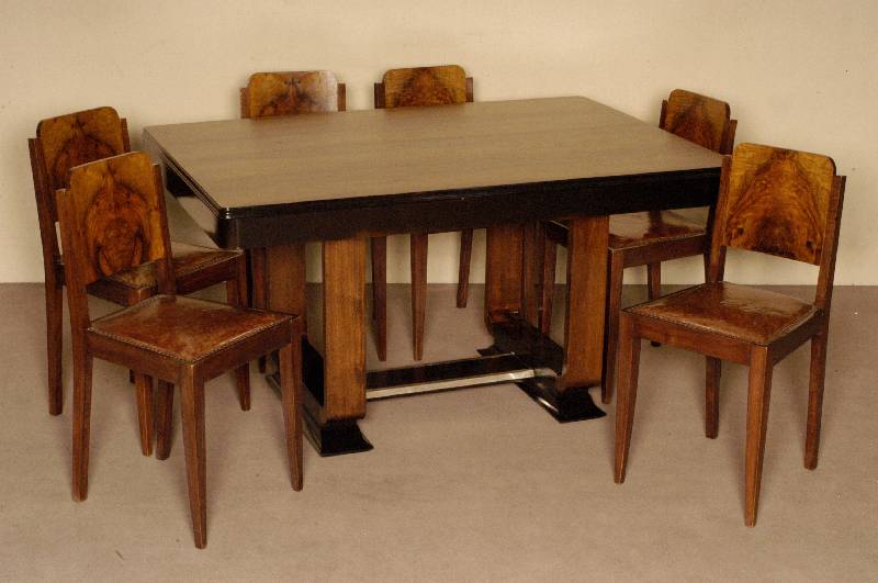 ArtDeco-Eßtisch mit 6 StÜhlen, Frankreich/Paris, um 1920, ausziehbar, Nußbaum (vornehmlich Wurzelholz), in geometrischem Bild furniert, zum ...