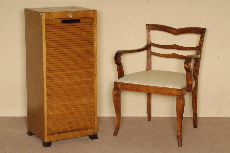 Rollschrank, Frankreich, um 1920, Buchenholz warmtÖnig goldfarben gebeizt und silberglÄnzend lasiert, feingliedrige Rollsektion, ebonisierter ...