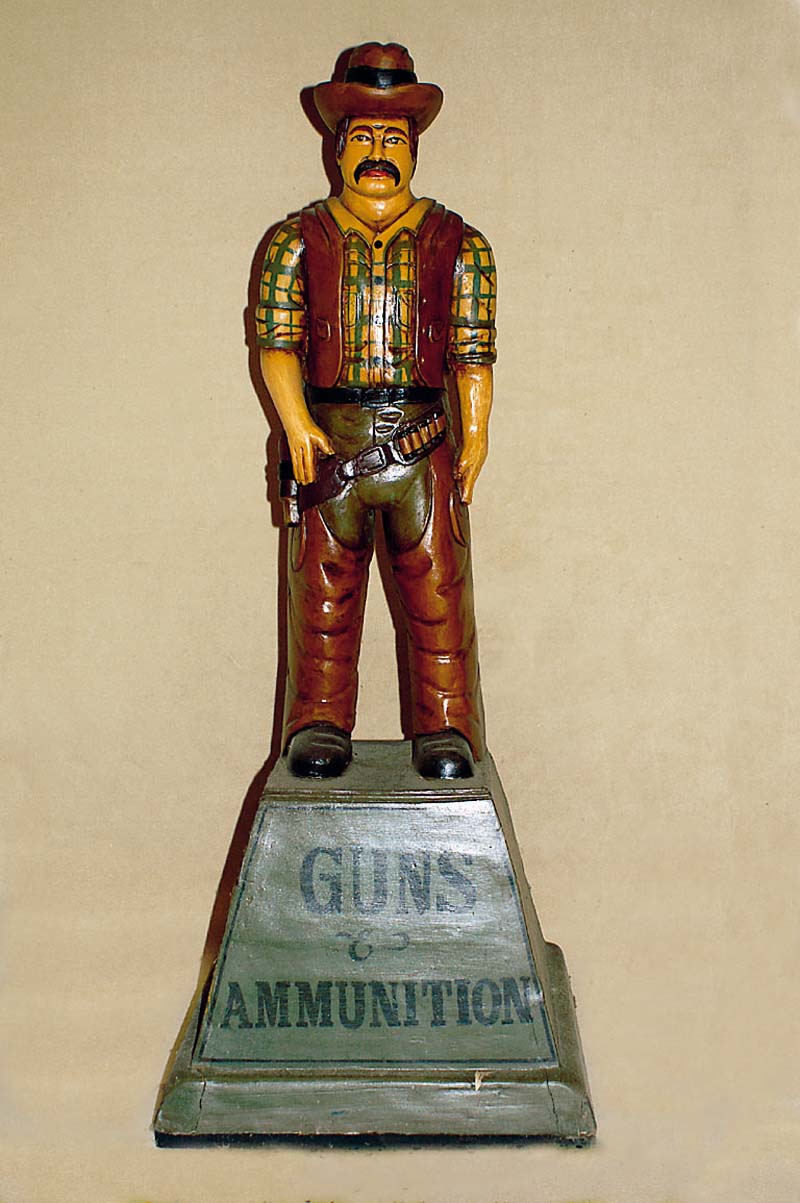 Schießbudenfugur, Cowboy, 2. HÄlfte 20. Jh., Holz geschnitzt, bunt staffiert, Aufschrift "Guns & Ammunition", Sockel mit l. ...