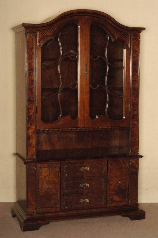 Prunkschrank, Holland, um 1960, Korpus Weichholz, z.T. Tischlerplatte, Nußbaumwurzelfurnier, Kopfteil geschweift, verglast und versprosst, ...