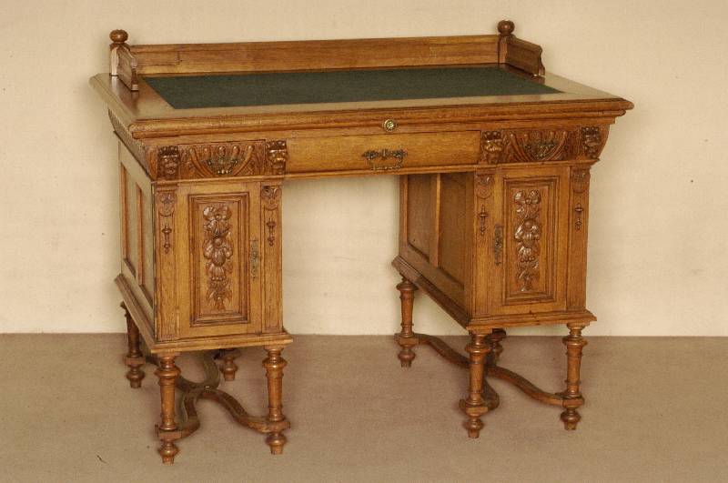 Schreibtisch, Flandern, um 1880, Eiche massiv, auf gedrechselten Beinen, verstrebt, TÜrfÜllungen mit Schnitzereien, 2 Schubladen geschuppt, ...