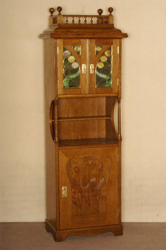 MehrzweckschrÄnkchen, deutsch, um 1900, reiner Jugendstil, Korpus Weichholz, Eichefurnier, z.T. massiv, Inlets mit Flachschnitzereien, im ...