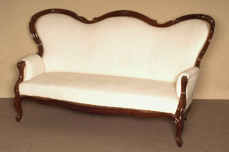 Sofa, deutsch, um 1870, Mahagoni massiv, RÜcken in Schmetterlingsform, Gestell restauriert, Polsterung neu, Nesselbezug, Gebrauchsspuren, ca. ...