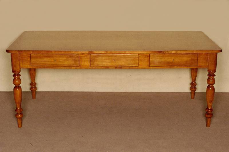 Schreibtisch, im Biedermeierstil, nach dem Vorbild von 1850, Kirschbaum massiv, z.T. furniert, Platte mit breitem Fries, Zarge mit 3 integrierten ...