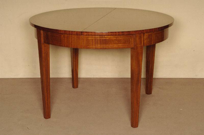 Runder Ausziehtisch, im Biedermeierstil, Mahagoni massiv, Mahagonifurnier, 4 Einlegeplatten von jeweils 65 cm, Platte mit Fadenintarsien, eckige ...