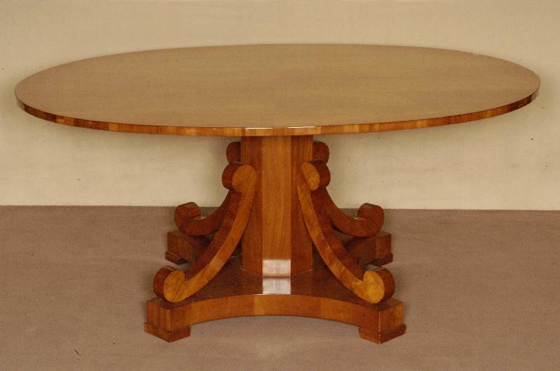 Ovaler Tisch, im Biedermeierstil, Wiener AusfÜhrung, Korpus Weichholz, Kirschbaumfurnier, poliert, sehr elegante Form , Gebrauchsspuren, ca. ...