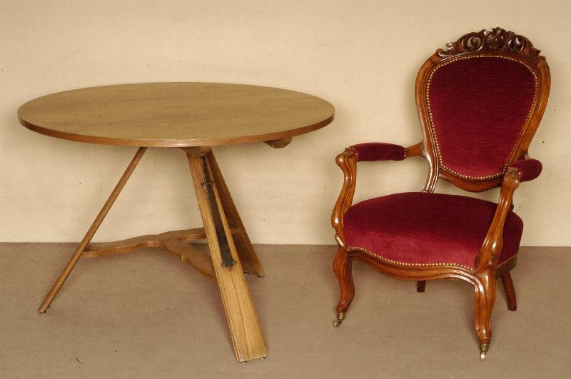 Runder Tisch, um 1910, Eiche massiv, z.T. furniert, rustikal gebeizt, stehend auf verstrebtem Dreifuß, Platte abklappbar, Gebrauchsspuren, H. ca. ...