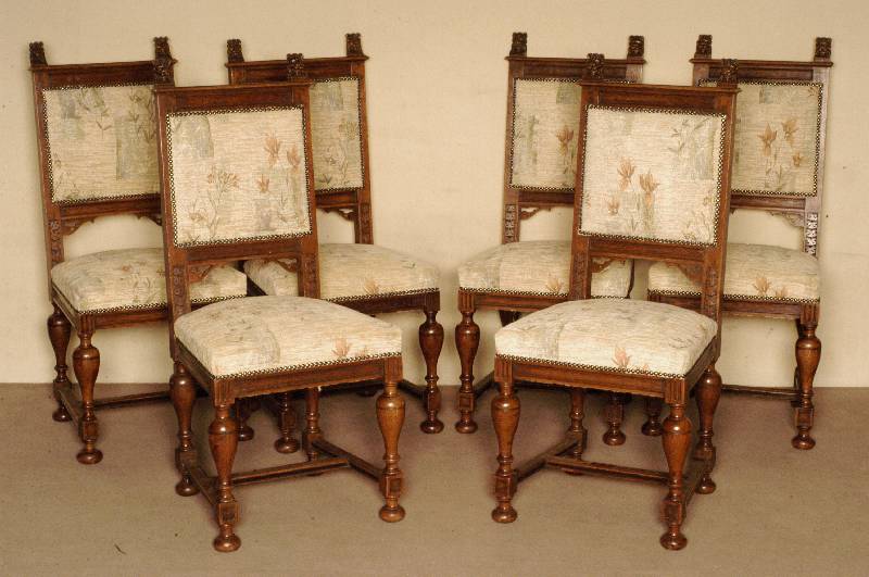 6 StÜhle, Holland, um 1880, Eiche massiv, elegante FÜße in Flaschenform, verstrebt, gerade RÜckenlehne, mit LÖwenkÖpfen dekoriert, Polsterung ...