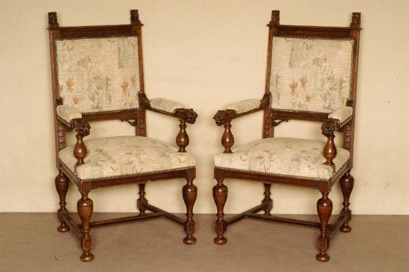 2 ArmlehnstÜhle, Holland, um 1880, Eiche massiv, elegante FÜße in Flaschenform, verstrebt, gerade RÜckenlehne, mit LÖwenkÖpfen dekoriert, ...