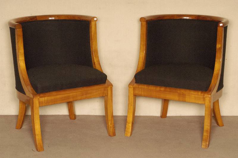 Bergere, im Biedermeierstil, nach dem Vorbild von 1830, Kirschbaum massiv, handpoliert, sehr bequem, praktisch, zierlich und robust, vielfach ...