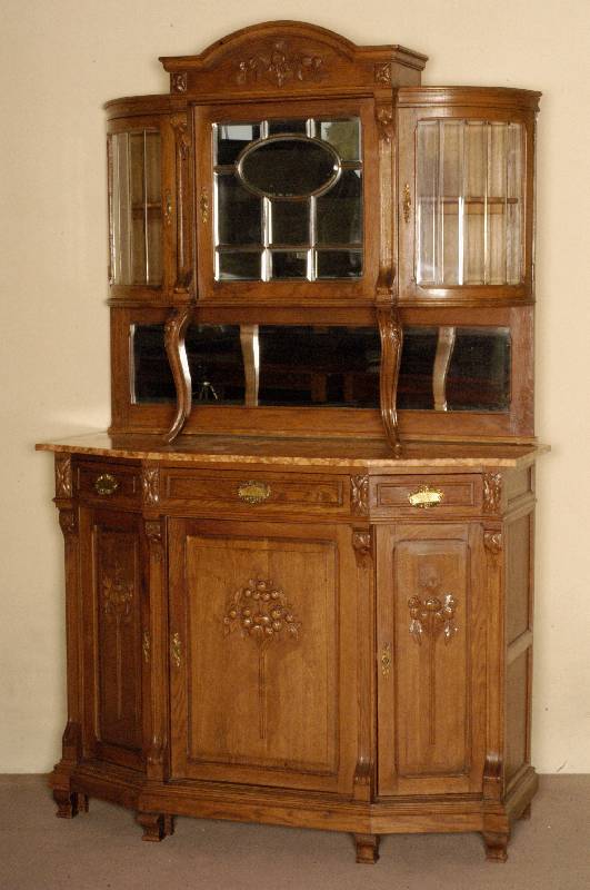 Buffetschrank, Flandern, um 1900, Jugendstil , Eiche massiv, Oberteil als Vitrine gearbeitet, 3 TÜren, 2 in gebogener AusfÜhrung , aufwendige ...