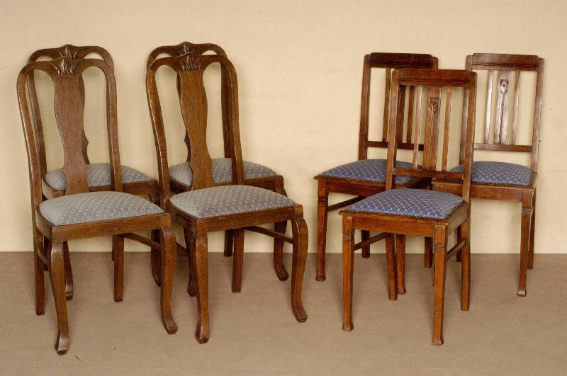 3 StÜhle, deutsch, um 1905, Buche massiv, nußbaumfarben, eckige Beine, RÜckenlehne mit sparsamen Flachschnitzereien, Polsterung und Bezug ...