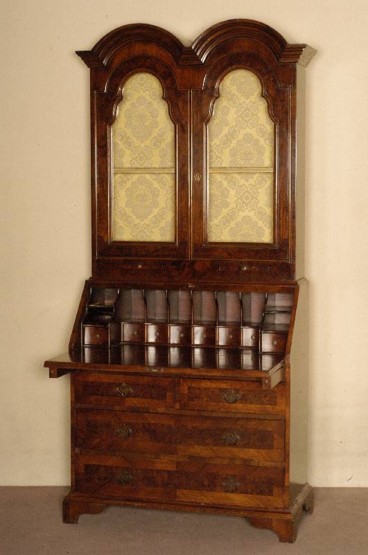AufsatzsekreÄt, England, um 1960, nach dem Vorbild von 1780, Korpus Weichholz, z.T. Tischlerplatte, Wurzelnußfurnier, 4-schÜbig, mit ...