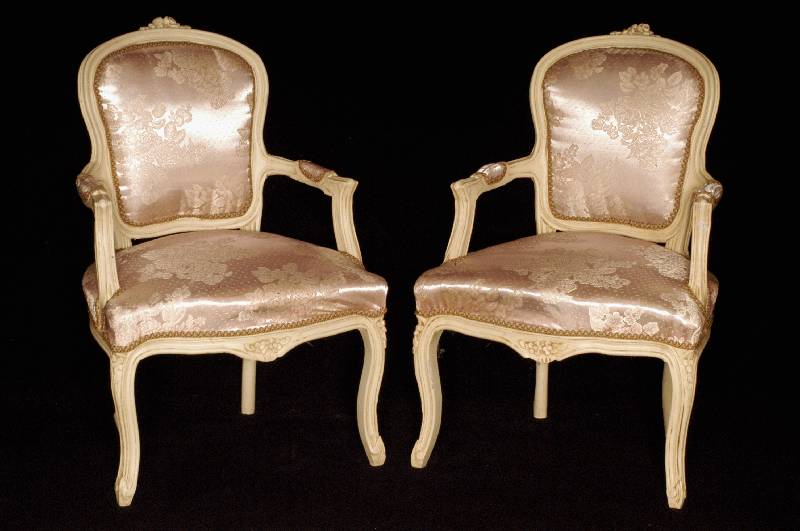 Armlehnsessel, deutsch, um 1960, Louis- Quinze-Stil, Buche massiv, weiß gefaßt, gedrechselte Beine, kannliert, Arm- und RÜckenlehne mit ...