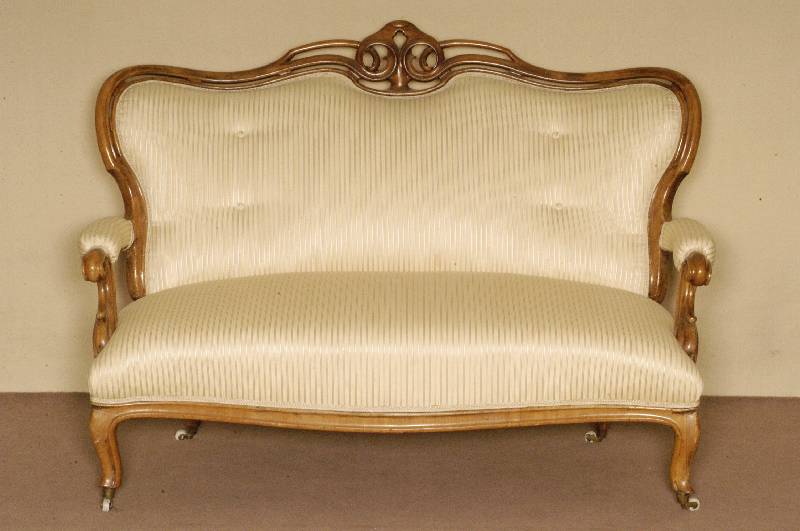 3-sitzer Sofa, sÜddeutsch, um 1840/50, Gestell Weichholz bzw. Nußbaum massiv, 3-fach geschweift, qualitÄtvolle Durchbrucharbeit, z.T. 3-fach ...