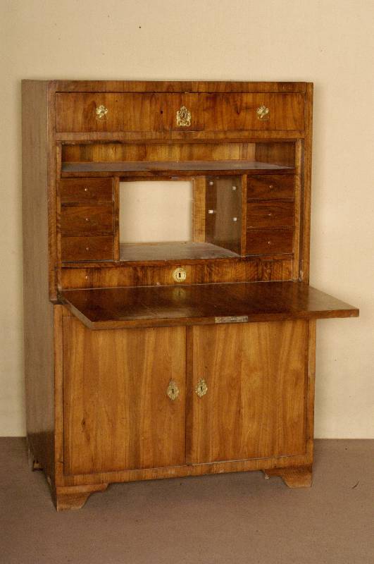 SekretÄr, sÜddeutsch/Österreich, um 1810/20, Korpus Weichholz/Eiche massiv, Wurzelnußfurnier gespiegelt verlegt, 8 Schubladen, Unterteil mit ...