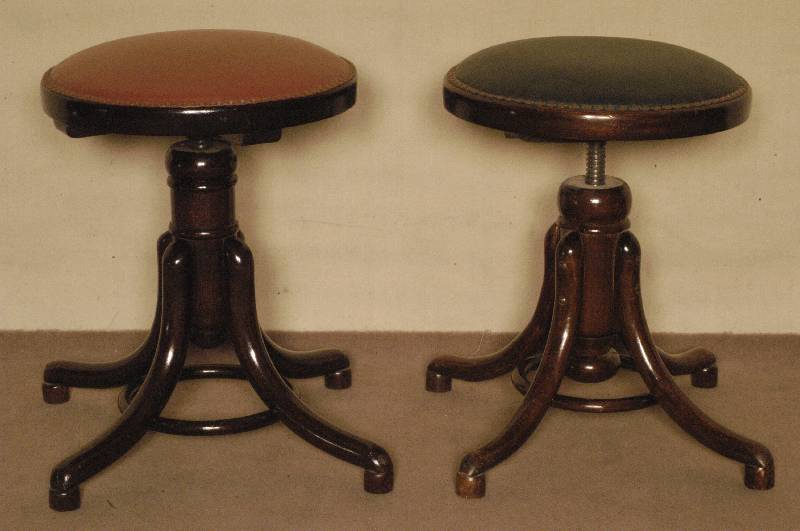 Thonet-Klavierhocker, Österreich/Wien, um 1890/1900, SÄule Metall, Bugholz, Polster erneuert, original Etikett, leichte Gebrauchsspuren, H. ca. ...