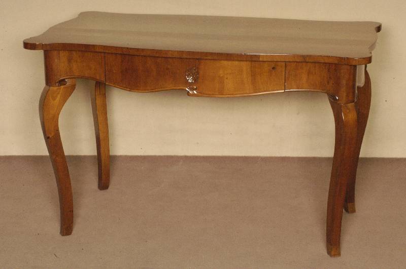 Tisch, deutsch, um 1850/60, Korpus Weichholz/Buche, Nußbaum- bzw. Wurzelnußfurnier, alte Beine aus anderem Zusammenhang, 1 Schublade, ...