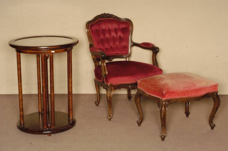 Trommeltisch, Österreich, um 1900, Thonet, Bugholz, 8-sÄulig mit elipsenhafter Verzierung, Glaseinsatz, teilrestauriert, 1 Fuß durch Wurmbefall ...