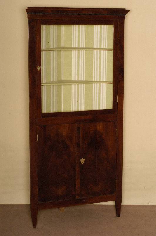Eckschrank, deutsch, um 1900, unter Verwendung Älterer Teile, Korpus Weichholz, Wurzelnußfurnier, z.T. gespiegelt verlegt, einfache elegante ...