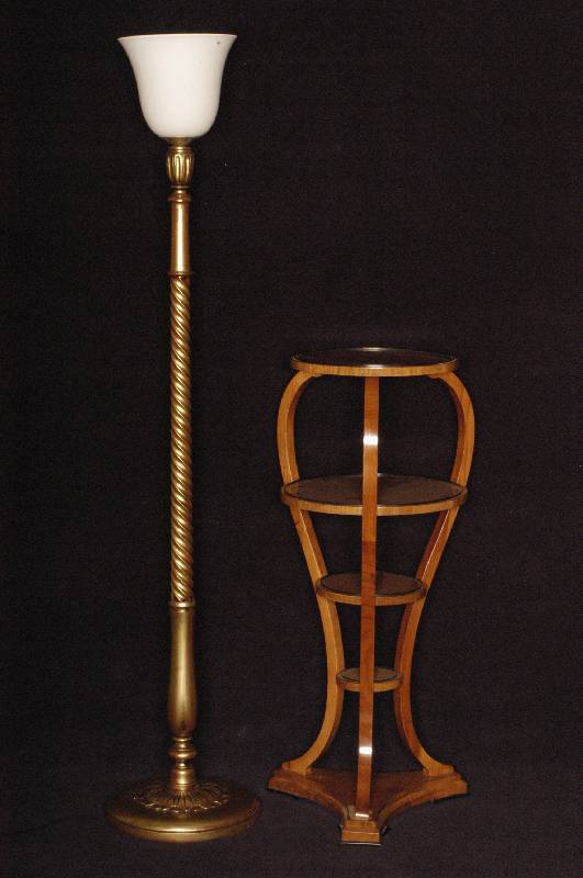 Etagere, im Biedermeierstil von 1830, 3-fÜßig, geschwungen, 3 Einlagen, schwarze erhabene ZierrÄnder, Korpus Weichholz, Kirschbaumfurnier von ...