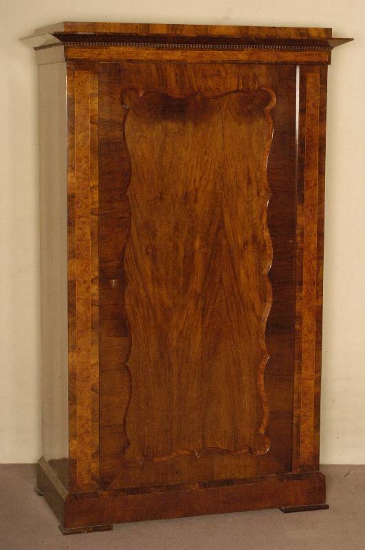 WÄscheschrank, Österreich, um 1830/40, 1-tÜrig, Korpus Weichholz, Wurzelnußfurnier gespiegelt, Fadenintarsien, ZierbÄnder in ausgesuchtem ...
