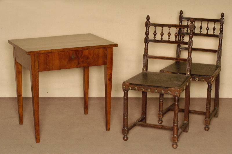 2 StÜhle, Frankreich/Lyon, um 1890, Gestell Nußbaum massiv, z.T. gerieft, Drechselarbeit, geprÄgte LederbezÜge aus der Zeit, stÄrkere ...
