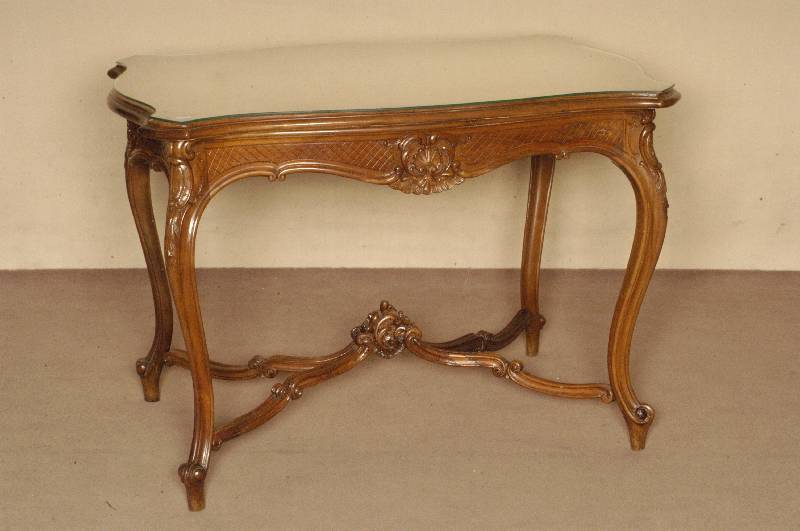 Salontisch, deutsch, um 1890, Nußbaum massiv, Nußbaumfurnier, allseitig geschweift, Zarge vielfach geschweift, Beine verschrÄnkt, doppelt ...