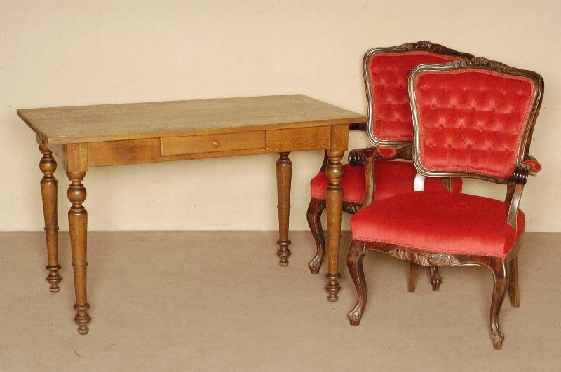 2 Stuhlsessel, um 1900, Wiener Barock, Buche massiv, auf Nußbaum gebeizt, Schnitzereien aus dem Vollholz, mÜßten neu verleimt werden, ...