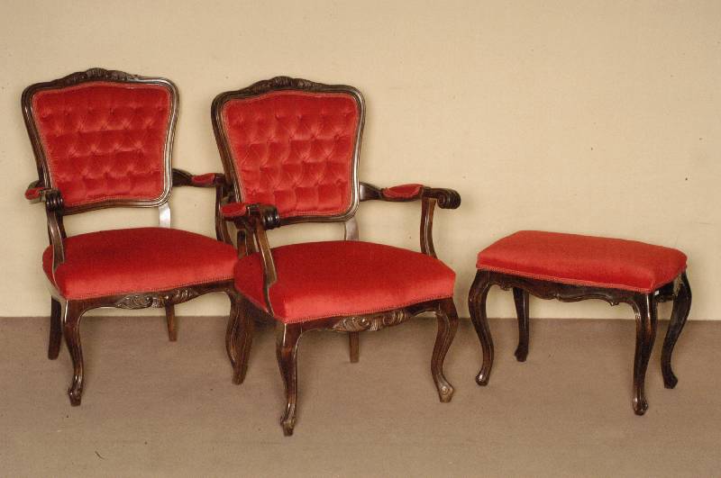 Hocker, um 1780, Barock, Buche massiv, auf Nußbaum gebeizt, Schnitzereien aus dem Vollholz, Gebrauchsspuren, ca. 44x59x38 cm