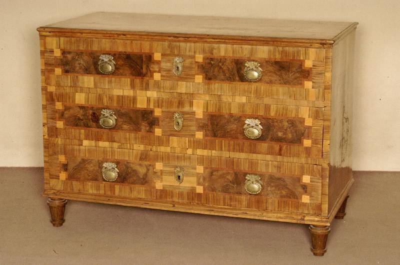 3-schÜbige Kommode, sÜddeutsch, um 1800/10, Korpus Weichholz, Wurzelnußfurnier bzw. Bandintarsien in Rosenholz und Kirschbaum, teilrestauriert, ...