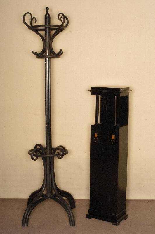 ZiersÄule, deutsch, um 1902/04, sehr große NÄhe zu Darmstadt, Korpus Weichholz, Eichefurnier, eingearbeitete Inlets Drei- und Vierecke in ...