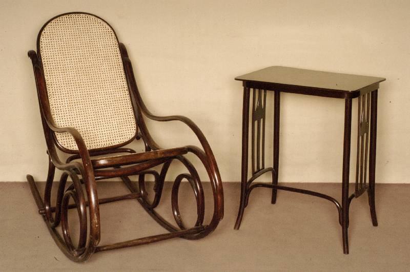 Teil eines Tischsatzes, wohl Österreich, um 1900, Bugholz, abstrakt florale Seitenteile, original Zustand, Rest des Satzes als Fehlteile, ...