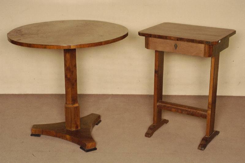Beistelltisch, sÜddeutsch, um 1820/30, Biedermeier, Korpus Weichholz, Pyramidenmahagonifurnier gespiegelt verlegt, in 5-facher Auslegung, ...