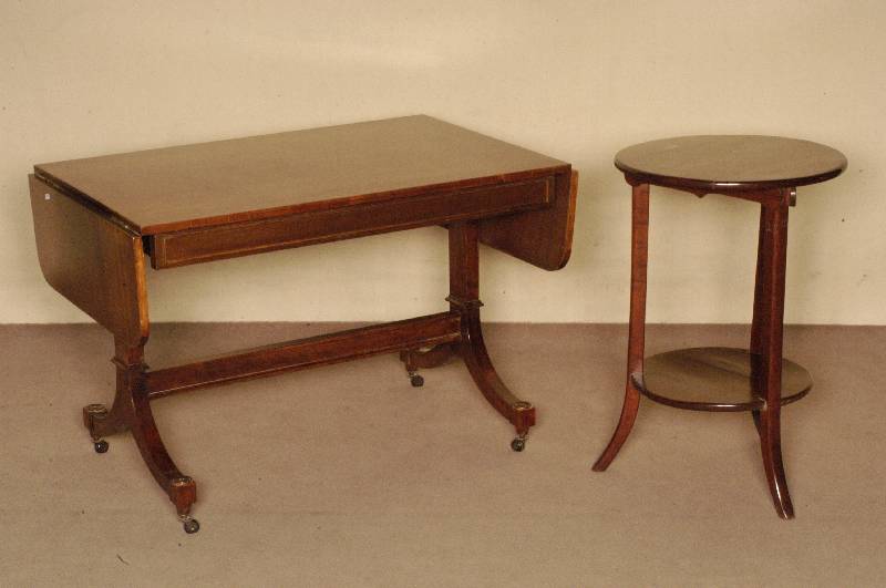 Klapptisch, im viktorianischen Stil, England, Urwaldholz, auf Mahagoni gebeizt, auf MessingrÄdern, Seiten klappbar, sehr praktisch, typisch fÜr ...