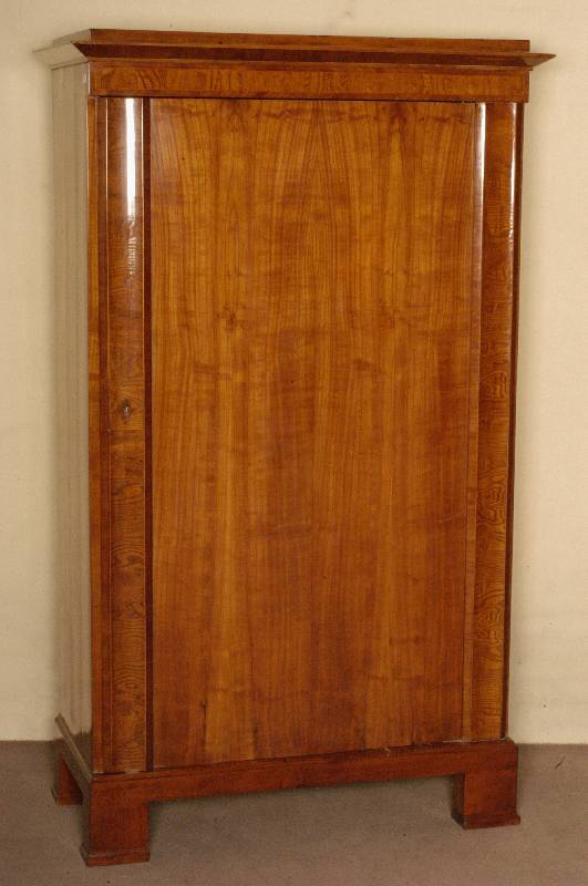 WÄscheschrank, Österreich, um 1840/50, Korpus Weichholz, Kirschbaumfurnier gespiegelt verlegt, Lisenen RÜster gespiegelt quer verlegt, ...
