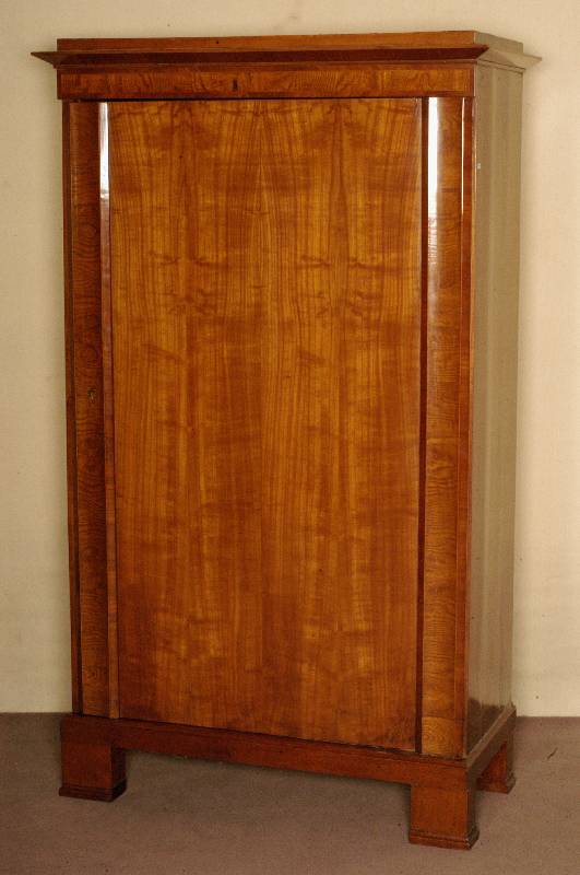 WÄscheschrank, Österreich, um 1840/50, Korpus Weichholz, Kirschbaumfurnier gespiegelt verlegt, Lisenen RÜster gespiegelt quer verlegt, ...