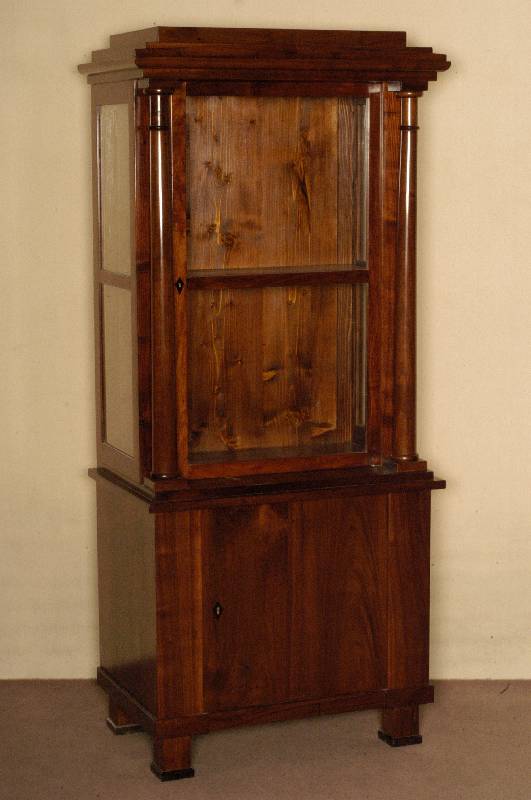 Aufsatzvitrine, nach sÜddeutschem Vorbild von 1810, Korpus Weichholz, Nußbaum massiv, Wurzelnußfurnier gespiegelt, Oberteil auf Rahmen ...