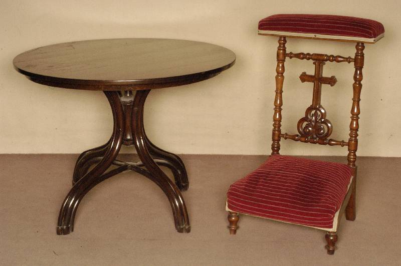 Bugholztisch, Unterteil um 1890/1900, wohl Thonet, 3-strebig, geschweift, Platte Buche massiv spÄter dazugearbeitet, sehr praktisch, ...