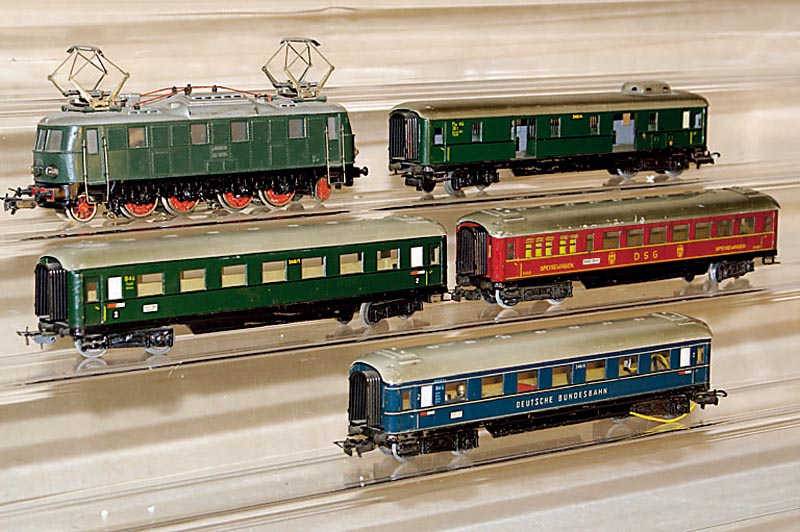 Konvolut MÄrklin, 50er Jahre, Spur HO, best. aus: E-Lok Nr. 3024/1, Betr.-Nr. E1835, Wagen Nr. 346/1, 346/2J, 346/4 und 346/6, altersbed. bespielt, ...