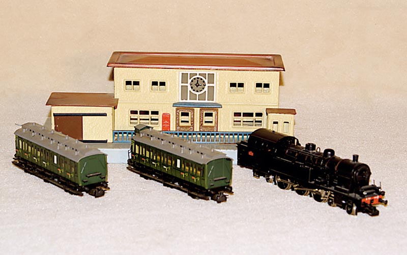 Konvolut MÄrklin, 50er Jahre, Spur HO, best. aus: Bahnhof 414/4, KrÄusellack, dazu Dampflok Nr. 3109 (Bj. 1980), Abteilwagen 330/1 mit Bremserhaus ...