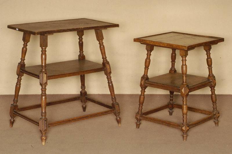 2 Blumen- bzw. Ablagetische, deutsch, um 1890/1900, Korpus Weichholz, 1 Teil Buche massiv und Eichefurnier, 1 Teil Nußbaum massiv, ...